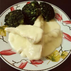 Piept de Pui in Sos alb cu Broccoli